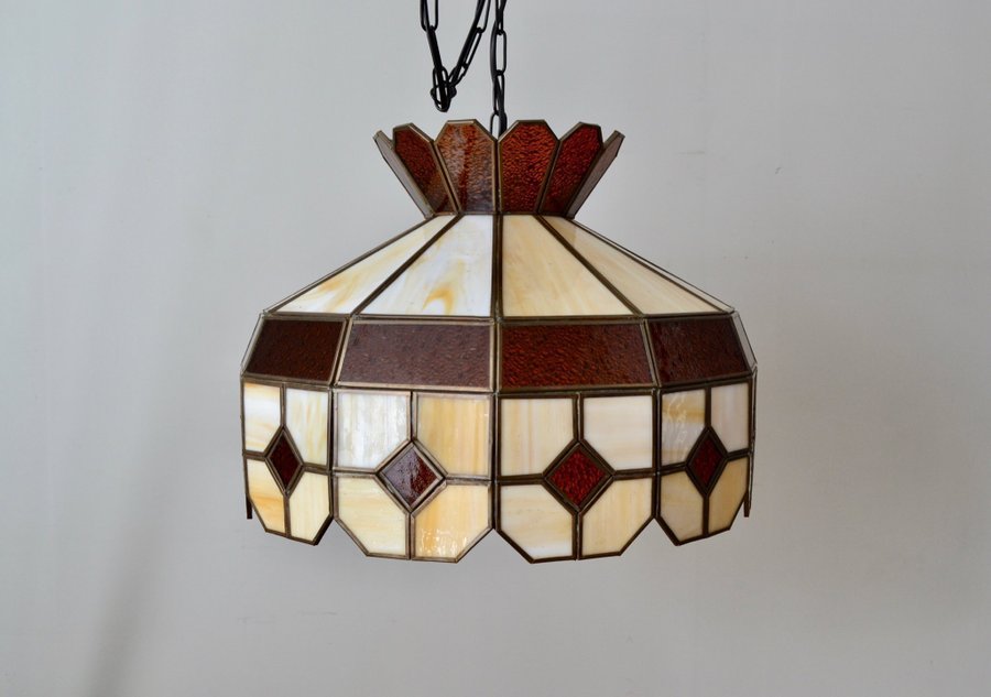 VINTAGE TAKLAMPA i TIFFANYSTIL/ TIFFANY STIL - LAMPA i BLYINFATTAT GLAS