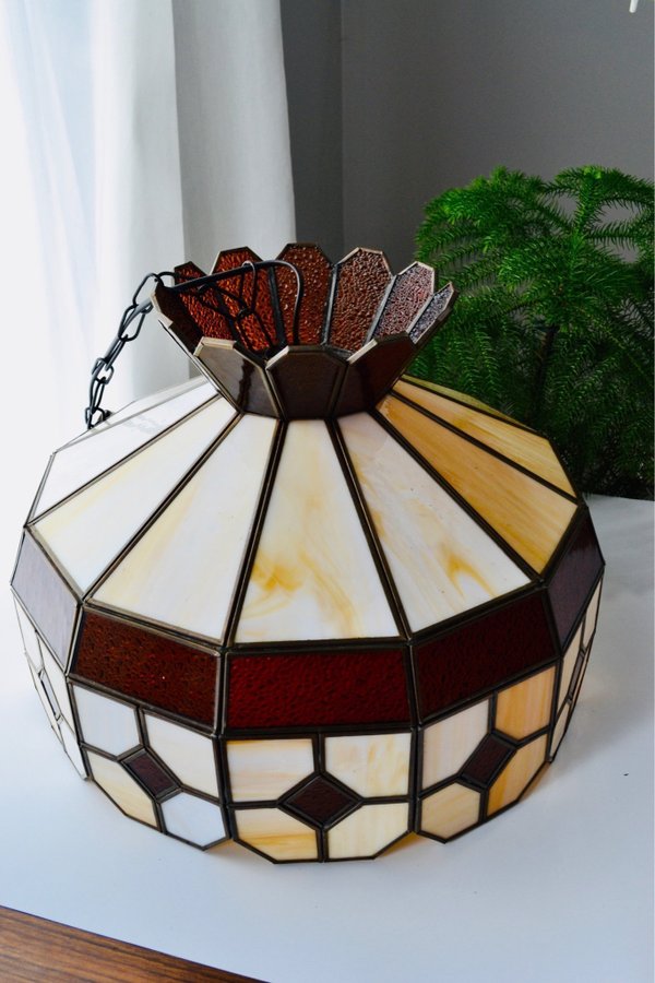 VINTAGE TAKLAMPA i TIFFANYSTIL/ TIFFANY STIL - LAMPA i BLYINFATTAT GLAS