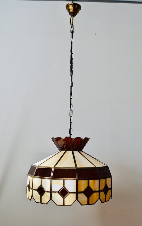 VINTAGE TAKLAMPA i TIFFANYSTIL/ TIFFANY STIL - LAMPA i BLYINFATTAT GLAS