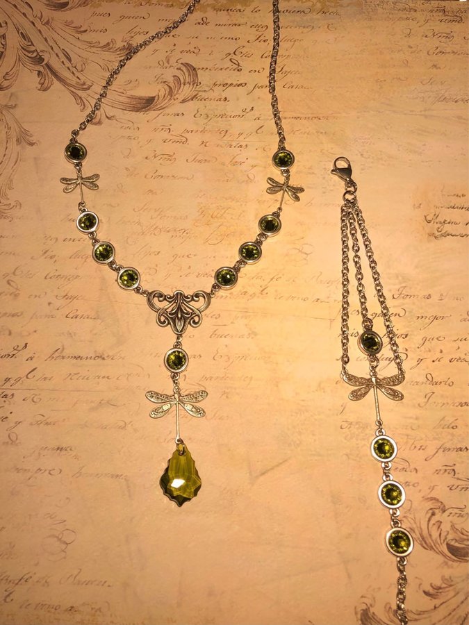 Charmigt halsband med trollsländor och gröna Swarovskikristaller