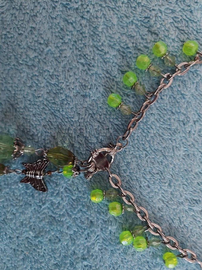 Halsband med Hänge 8 cm LJUSGRÖNA pärlor i Plast Längd ca 44 cm