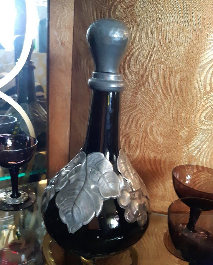 Grön glas karaff knopp i tenn vinblads dekor 5 glas lila ametist tenn 20-30 tal