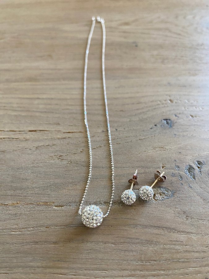 Smycken i silver: Halsband och två örhängen med små "diamanter"