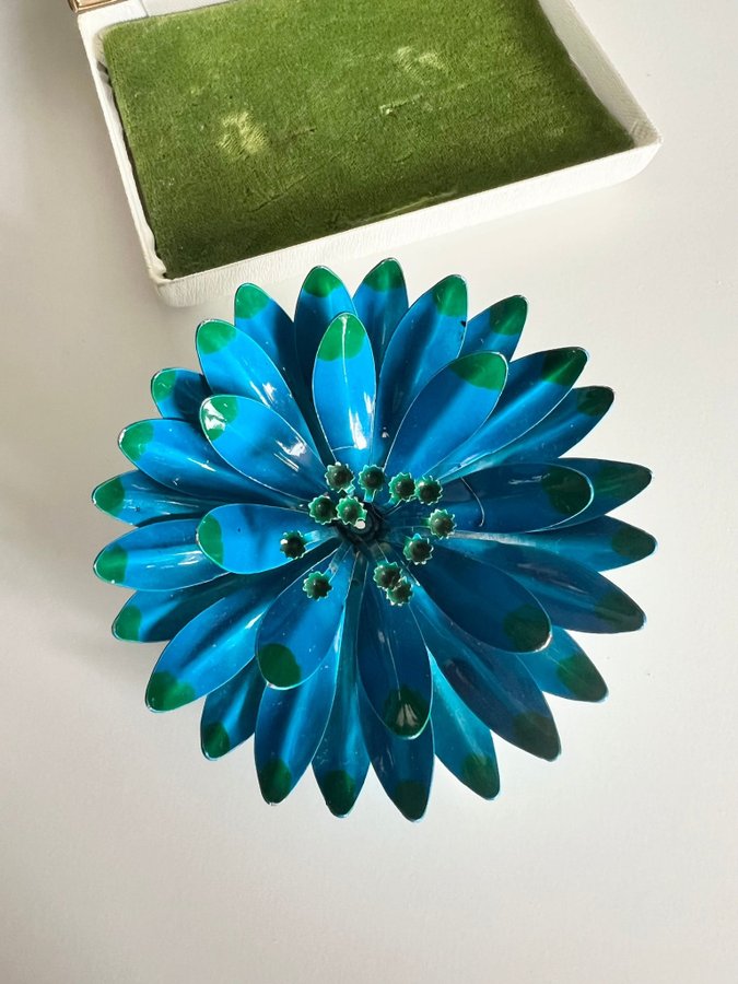 Vintage 1960-tals emaljbrosch med blå blomma