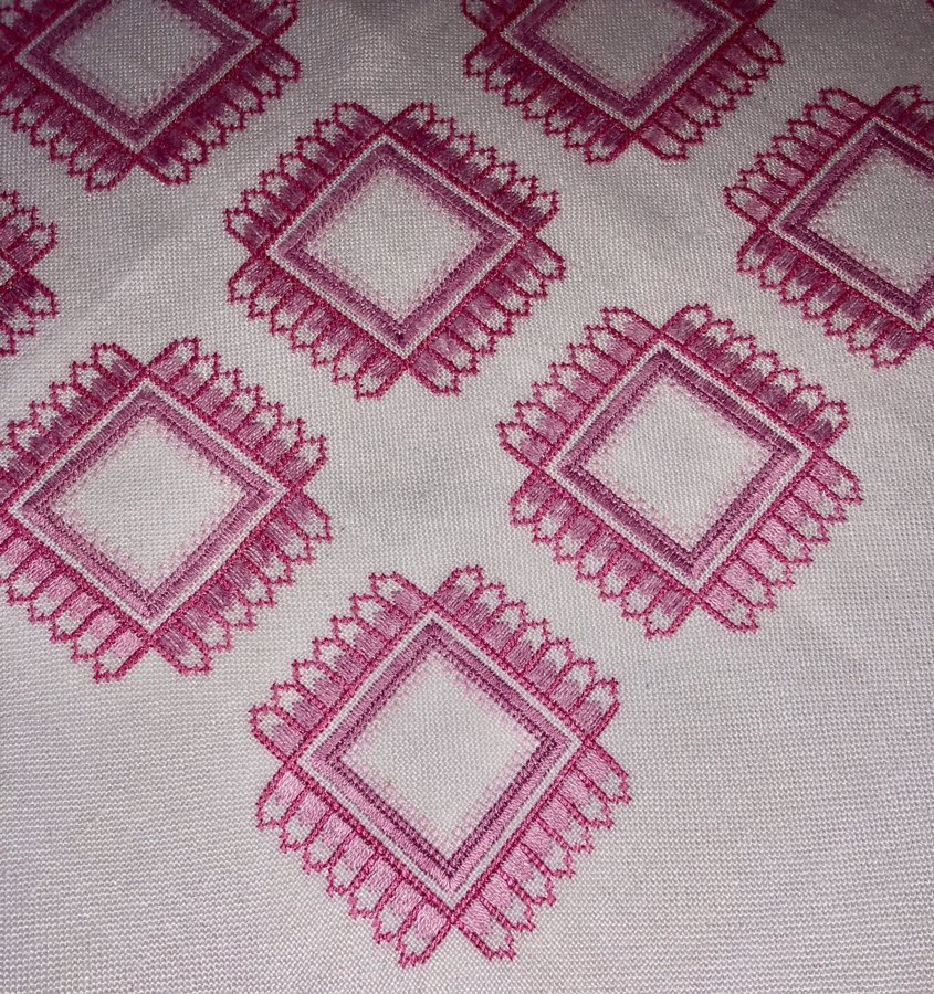 Fyrkantig vit handbroderad linneduk/kaffeduk/bordsduk med rosa broderi 70-tal