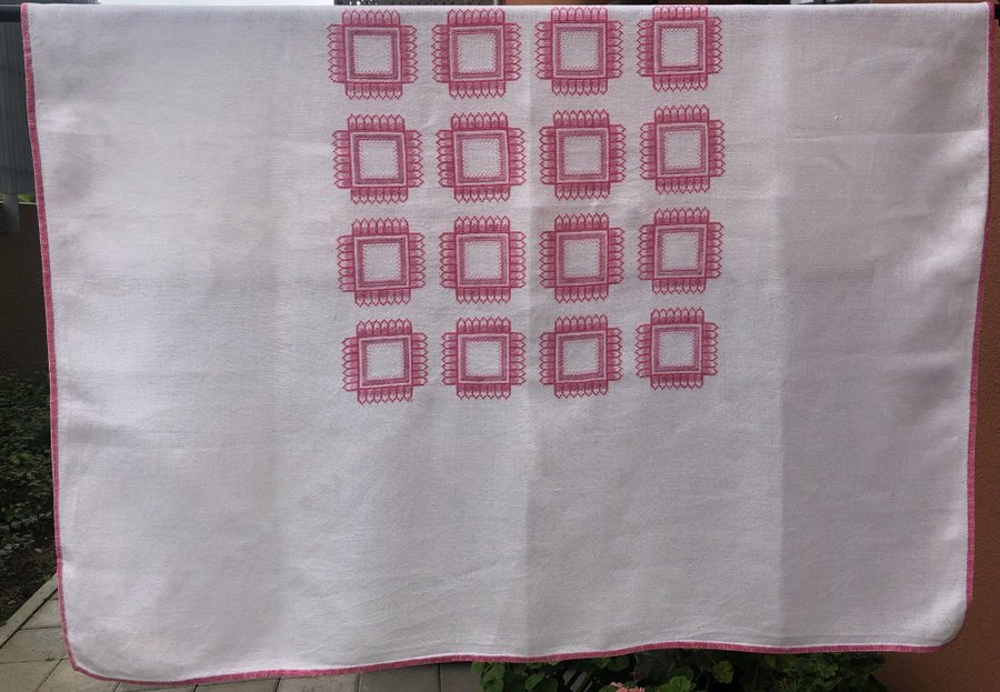 Fyrkantig vit handbroderad linneduk/kaffeduk/bordsduk med rosa broderi 70-tal