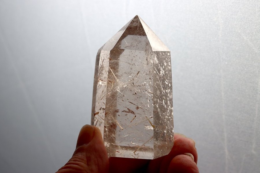 Bergkristall Torn - med ljusa rutiler (Rutilkvarts) - 145 gram - Madagaskar
