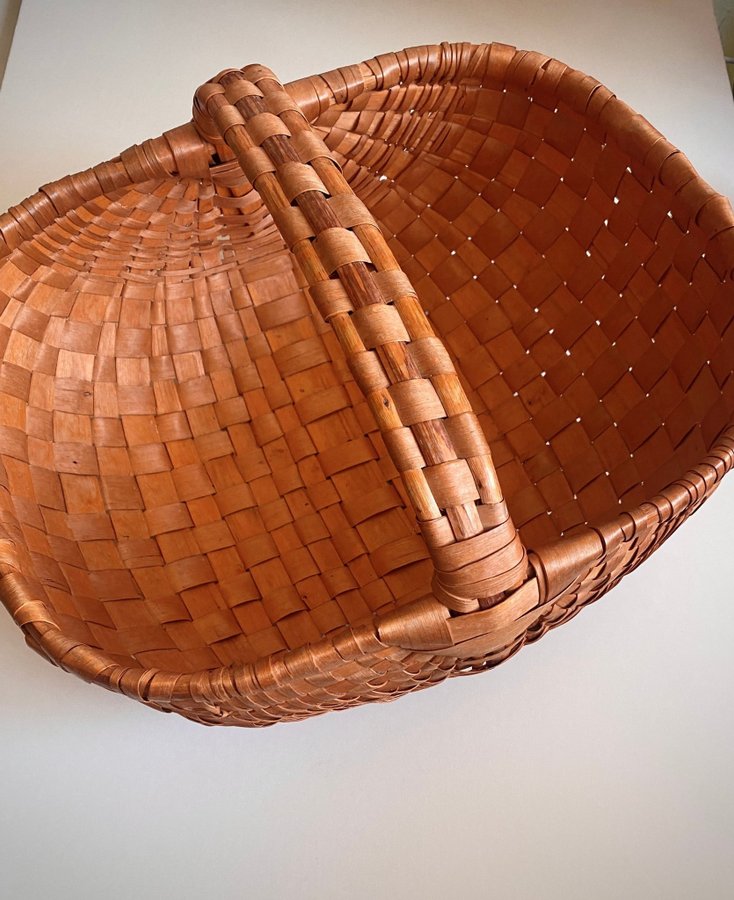 Äldre flätad korg modell större retro vintage handmade basket 1900-tal hemslöjd