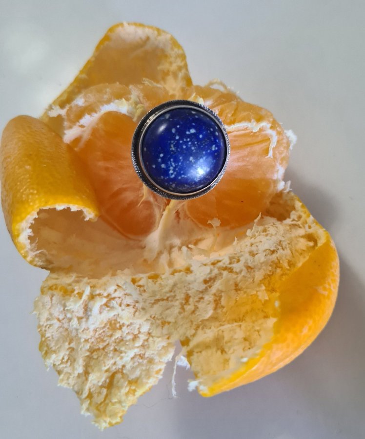 Designad silver ring med Lapis lazuli sten