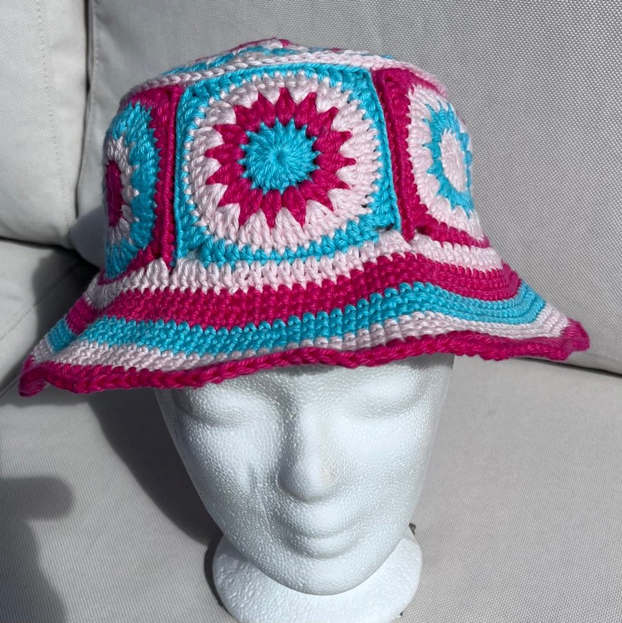 Virkad hatt ~*~ Solhatt bucket hat rosa turkos