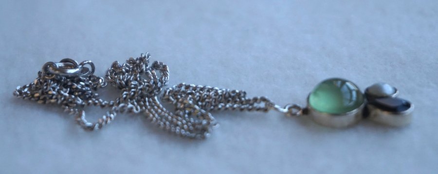 silverhalsband med halvädelstenar hänge