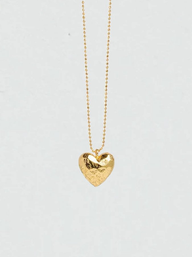 Guldfärgat halsband med stort hjärta i hamrad design