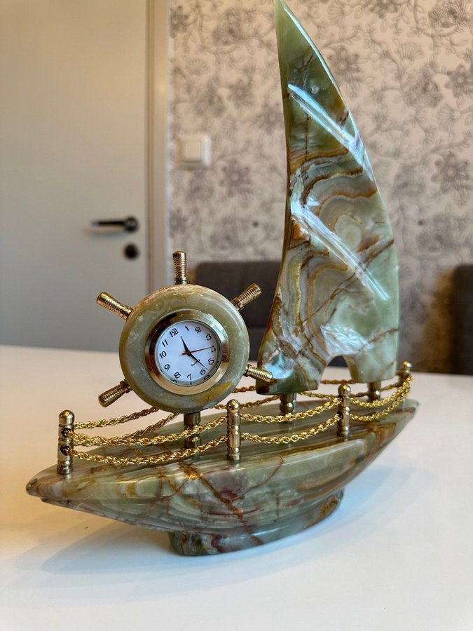 Marmor onyx hand tillverkad båt med klocka