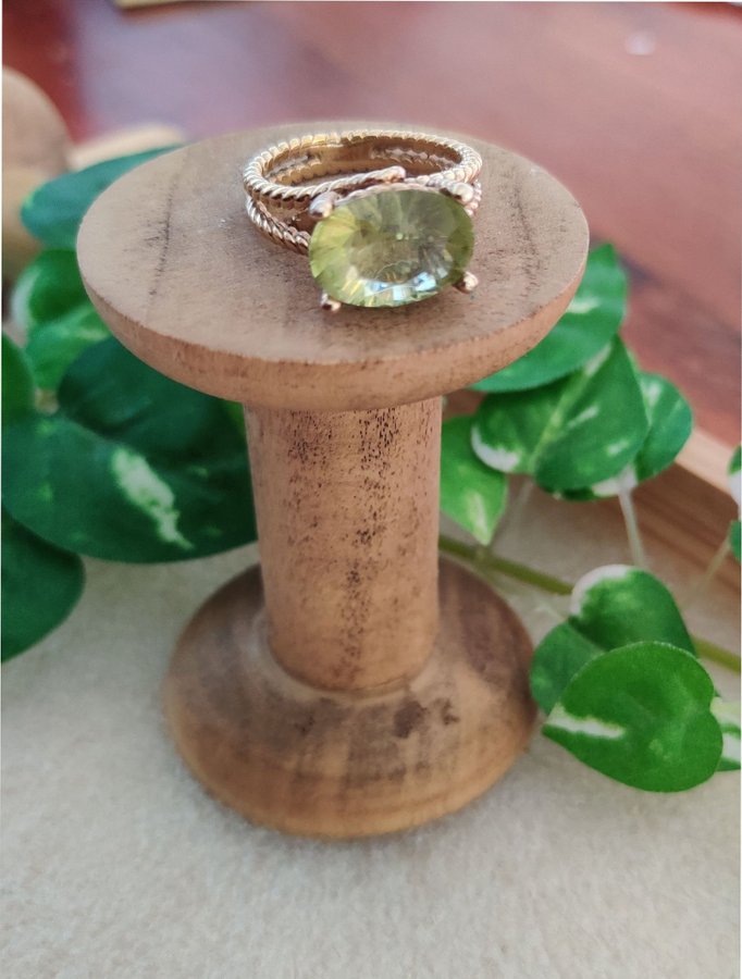 Guldpläterad silver ring stor grön slipad sten kristall tvinnad ljusgrön