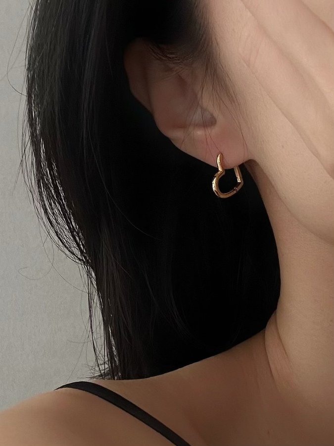 Hjärtformade hoops i stål med 18K guld