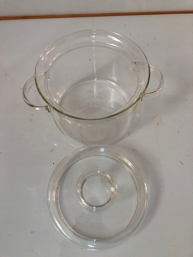 Gryta i glas med lock 165 cm hög 17 cm i diameter och rymmer 2 liter