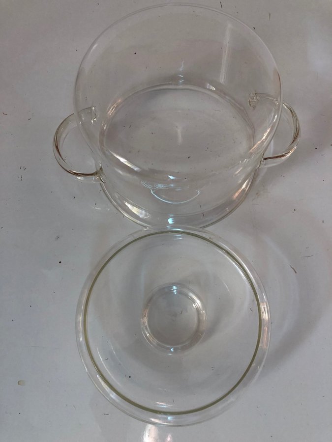Gryta i glas med lock 165 cm hög 17 cm i diameter och rymmer 2 liter
