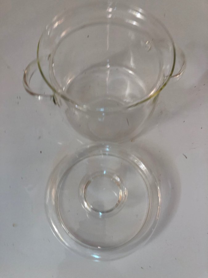 Gryta i glas med lock 165 cm hög 17 cm i diameter och rymmer 2 liter