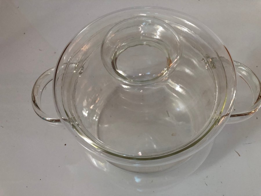 Gryta i glas med lock och pip 175 cm hög 15 cm i diameter och rymmer 2 liter
