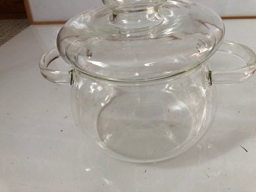 Gryta i glas med lock och pip 175 cm hög 15 cm i diameter och rymmer 2 liter