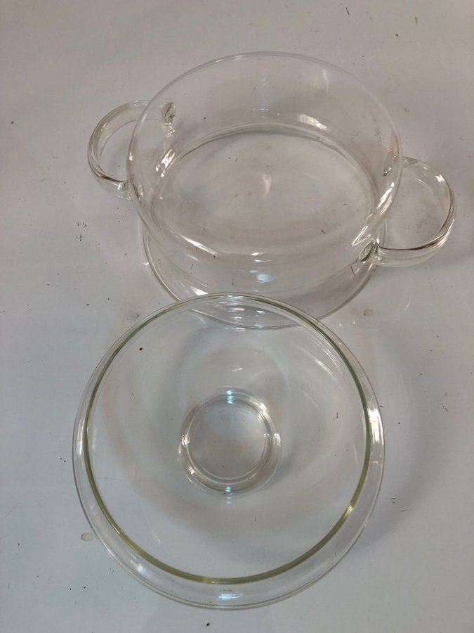 Gryta i glas med lock 12 cm hög 17 cm diameter och rymmer 1 liter