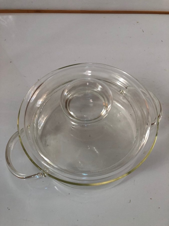 Gryta i glas med lock 12 cm hög 17 cm diameter och rymmer 1 liter