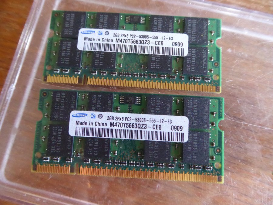 2 st 2 GB (=4 GB) Samsung DDR2 PC2-5300 SODIMM