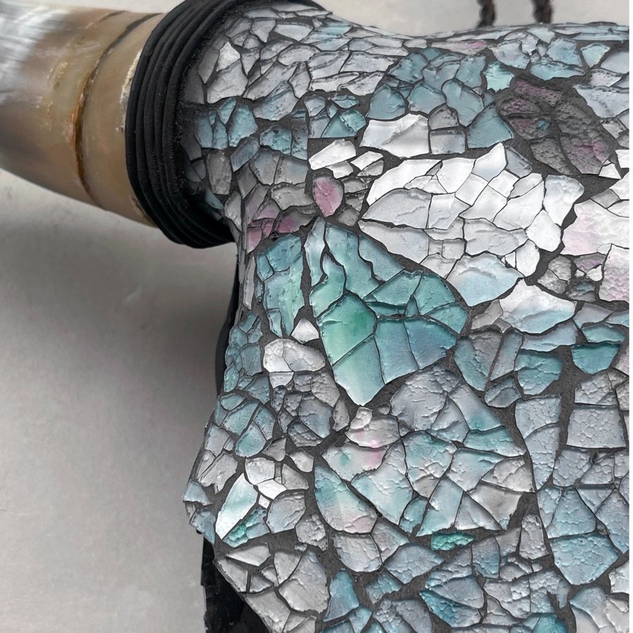 Dekorativt Hantverk - Koskalle Täckt av Glas - Handdekorerad/ klädd i Glasmosaik
