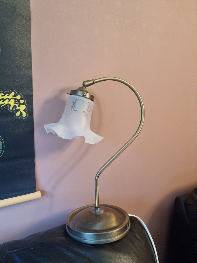 Fin bordslampa med vackert mönstrad kupa