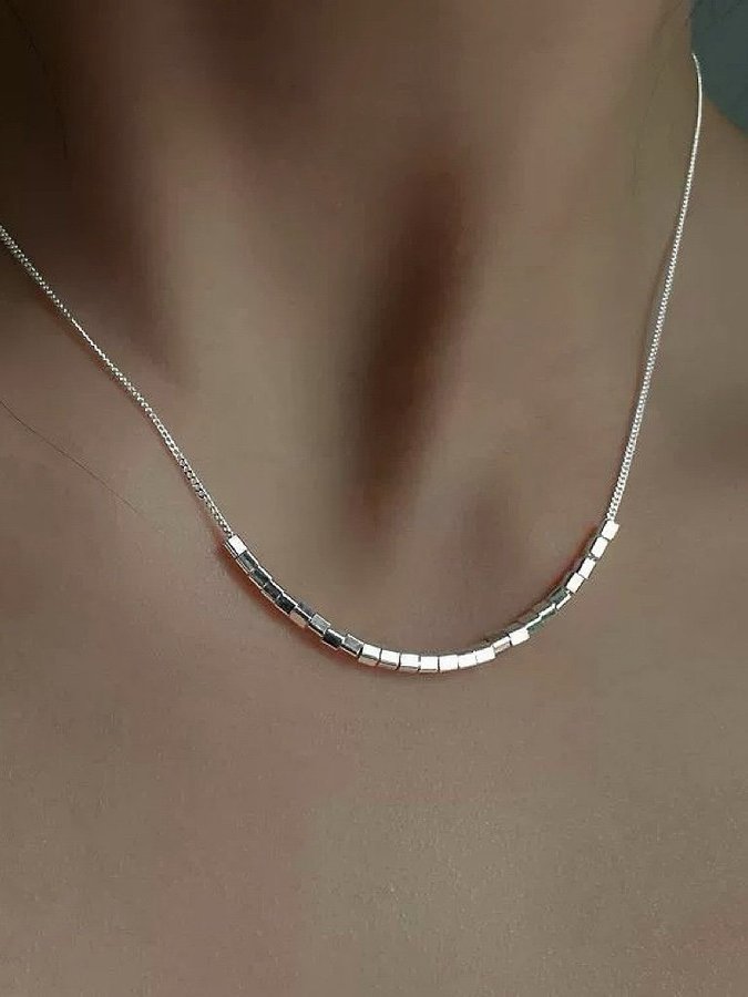 REA Halsband i äkta silver med liten kub