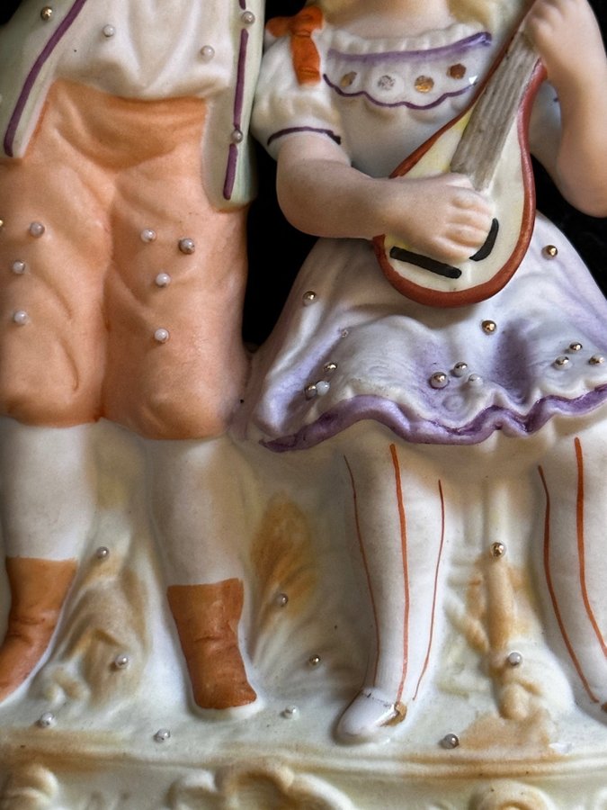 Figurin porslin pojk flicka spelar mandolin fransk? Gissar slutet 1800-tal