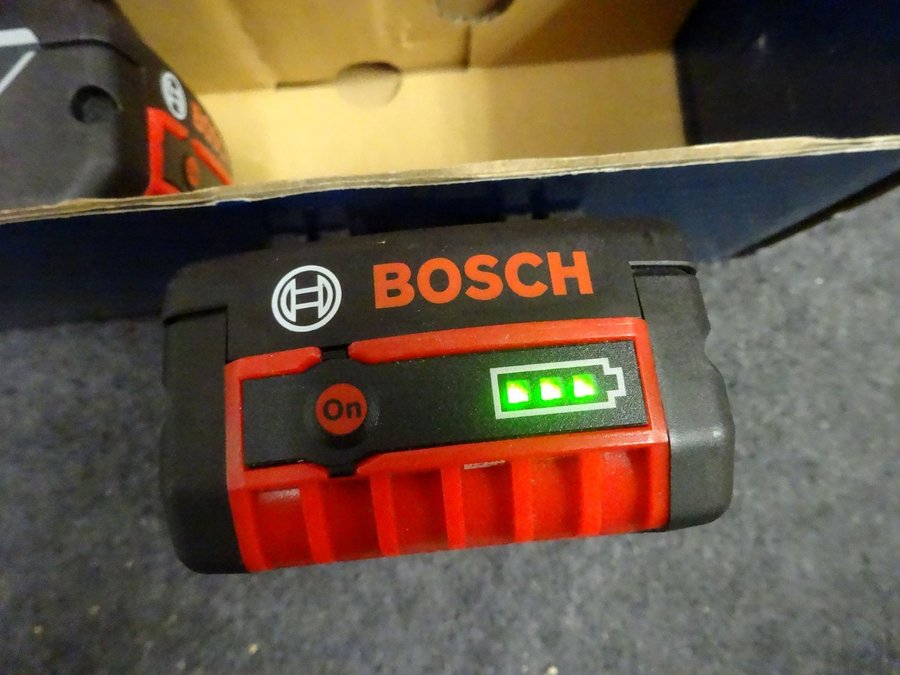 2 x batterier BOSCH GBA 18V 50Ah + laddare GAL 1880 CV Helt Nytt