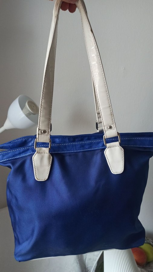 Retro handväska i tyg Carpisa blå med vita handtag
