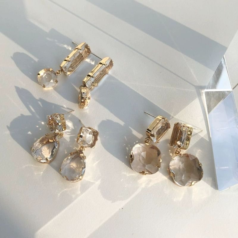 Guldpläterade örhängen med kristaller
