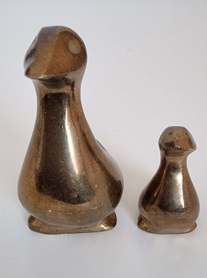 Två små gamla figuriner ankor i mässing