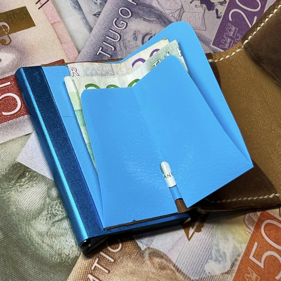 Säker Plånbok med laser-gravur handgjort i Sverige