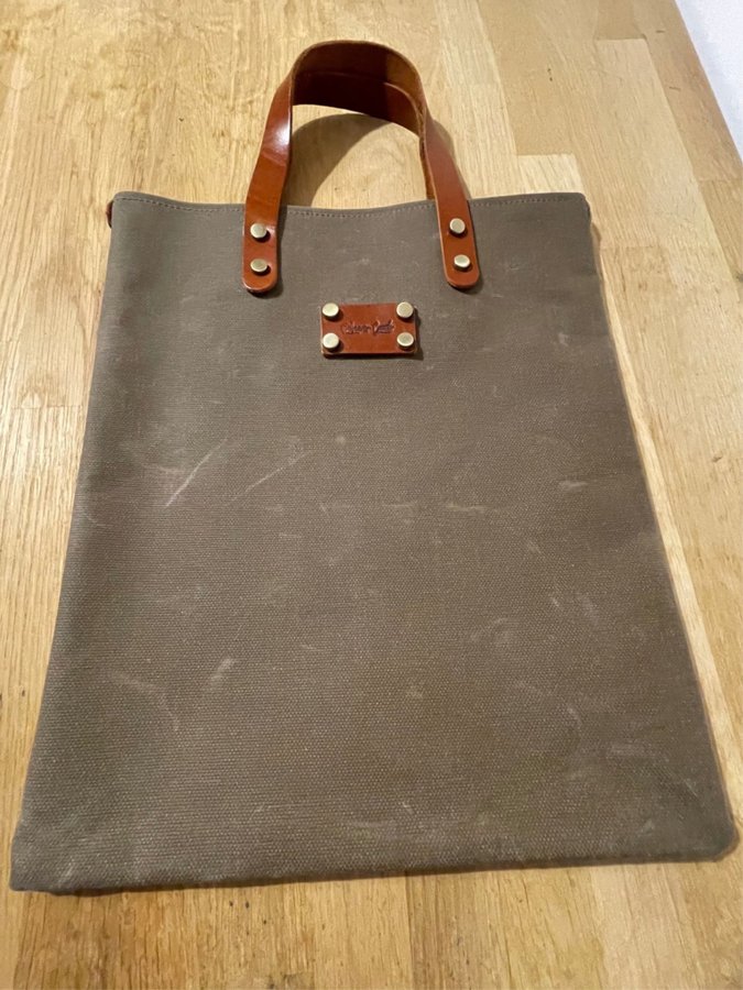 Handgjord väska i canvas med läderdetaljer