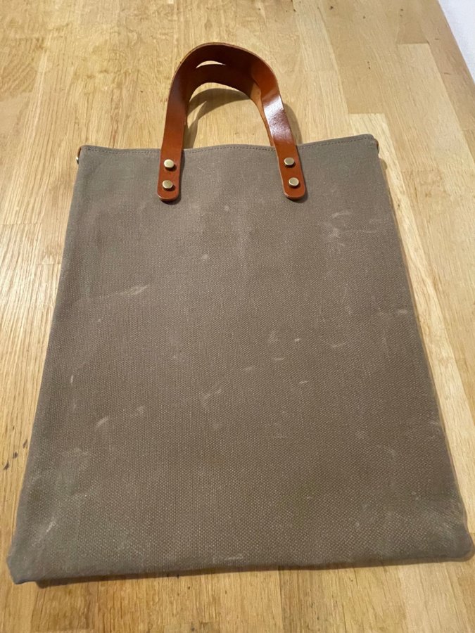 Handgjord väska i canvas med läderdetaljer