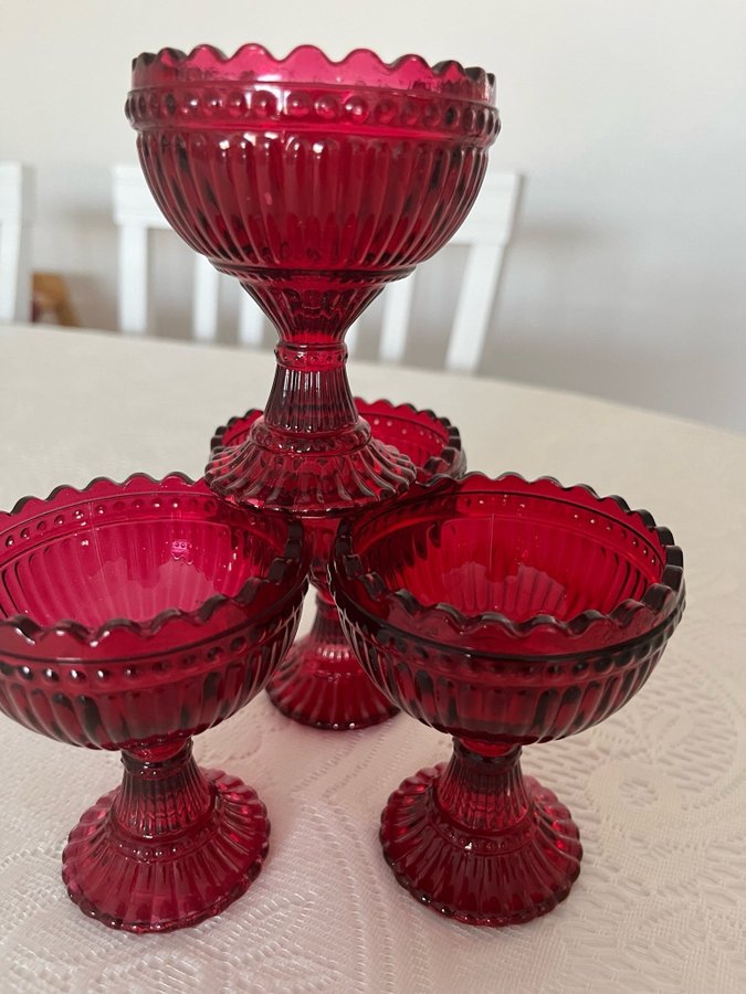 Fina Retro fyra små skålar röd färg glas