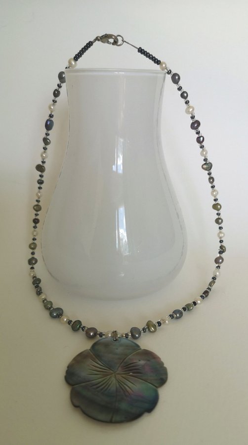Ljuvlig halsband med Abalone snäcka och små pärlor