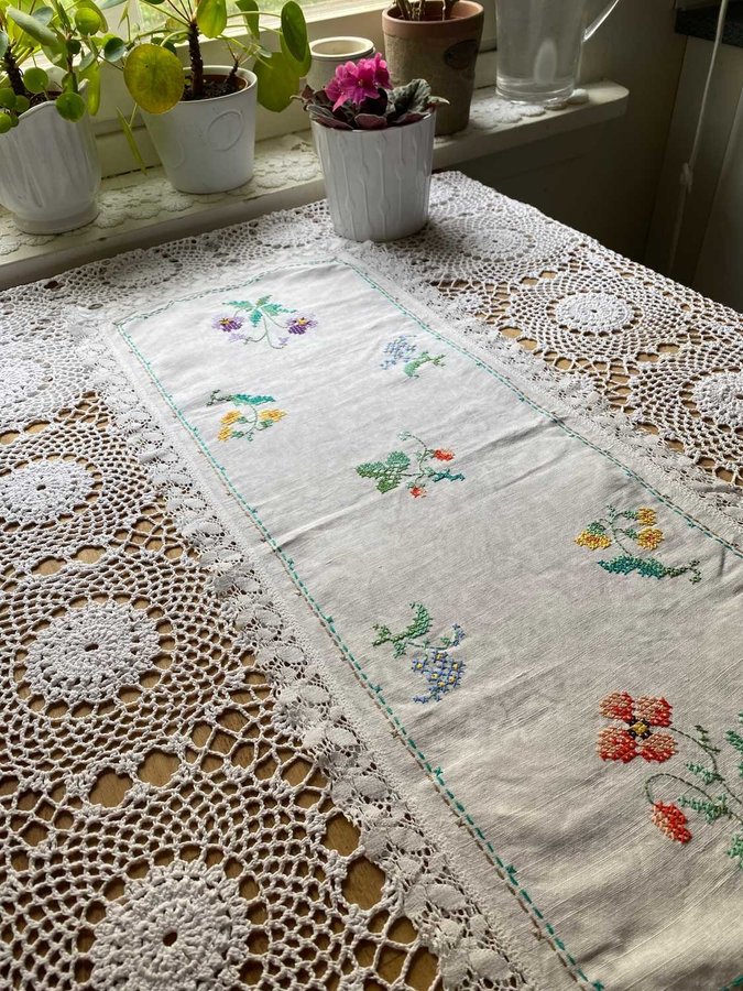 Duk handbroderad löpare sommarblom vit spets