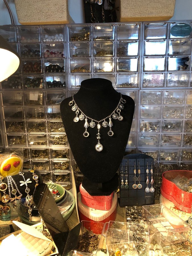 Antiksilverfärgat Goth halsband med rosor och Swarovskikristaller