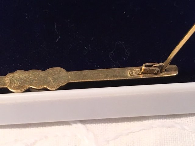 Vintage Vacker gammal sjalnål / brosch i 8k guld med äkta pärla Stämplad 333