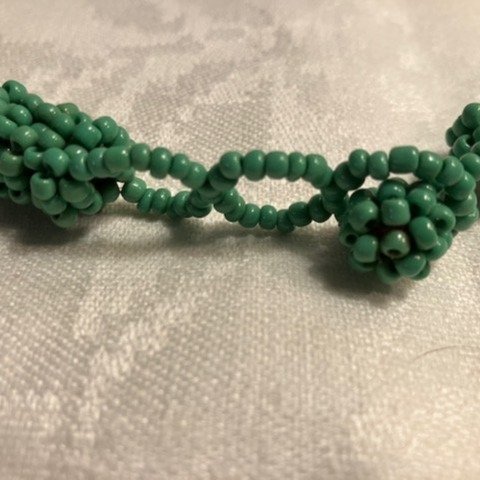 Vackert halsband med smaragdgröna små pärlor Längd ca 55 cm vikt 140 g