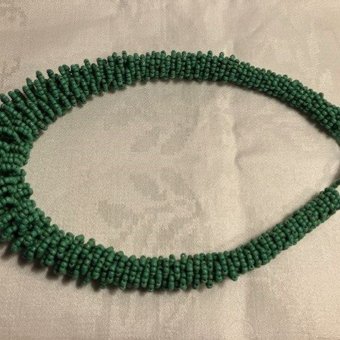 Vackert halsband med smaragdgröna små pärlor Längd ca 55 cm vikt 140 g