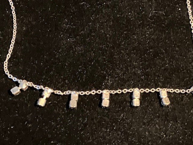Elegant halsband med vita stenar Ca 39 cm lång reglerbart