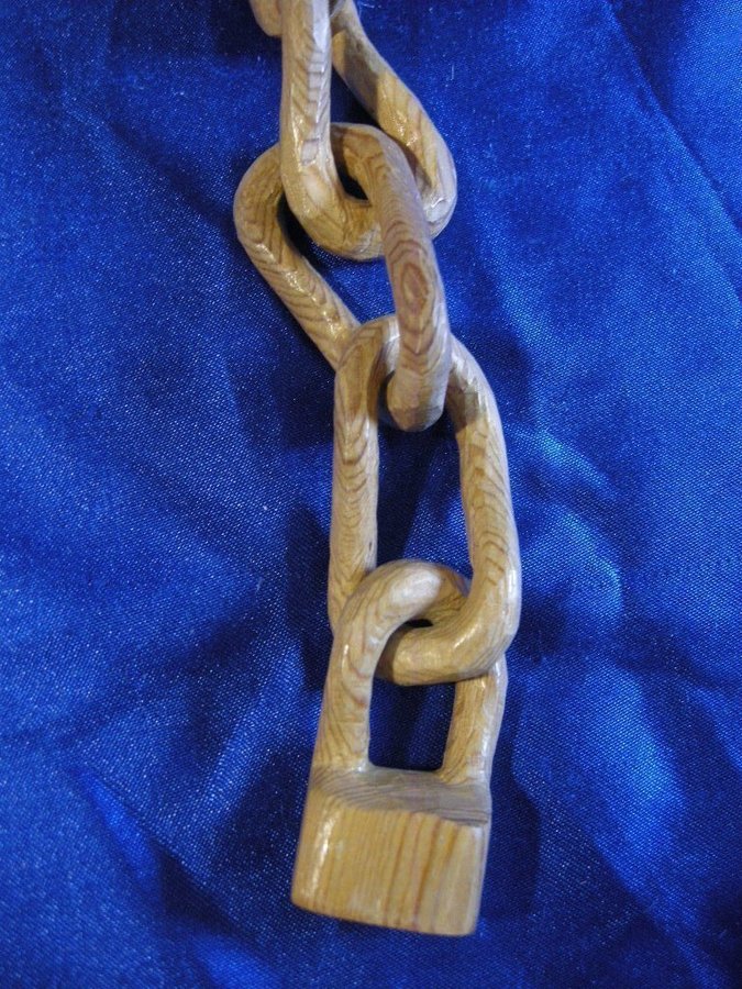 Handgjord kedja med hänglås gjord i trä Hantverk