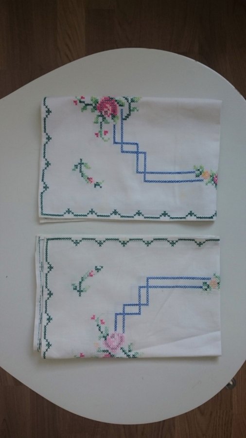 2 st små bomullsdukar med broderi i blått och rosa 41x27 cm nyskick