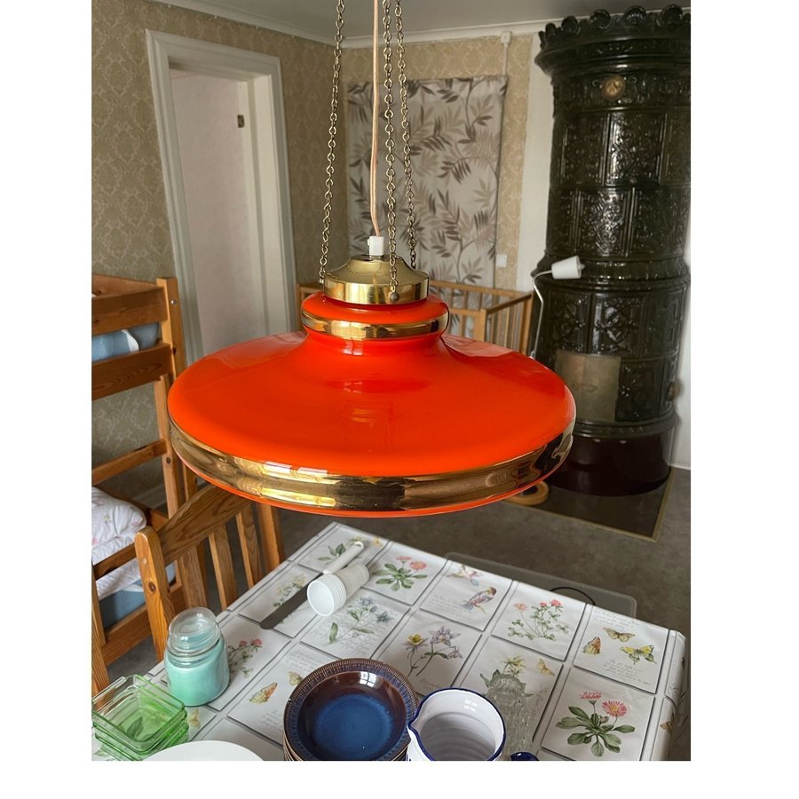 Retro taklampa orange röd glas och mässing 60-tal