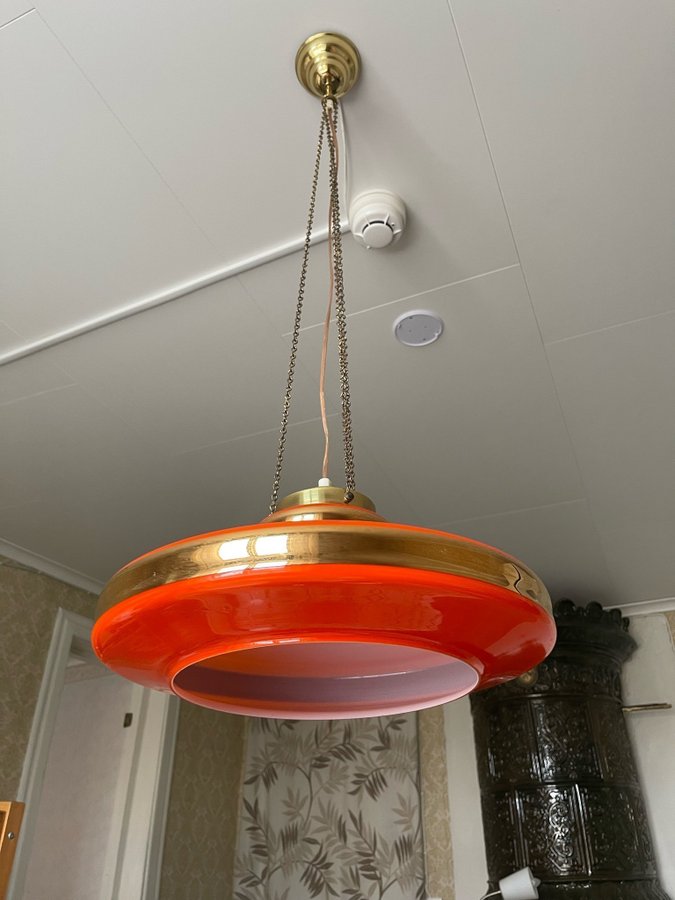 Retro taklampa orange röd glas och mässing 60-tal